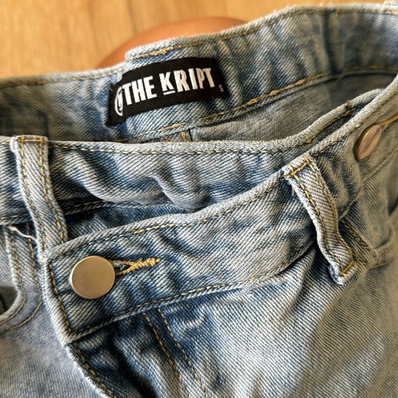 The Kript Crossover Waist light wash Denim Jean Shorts - Picture 3 of 3